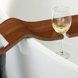 Étagère en bois pour les verres à vin dans la salle de bain