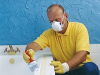 Ha versato il bagno con le proprie mani per ripristinare l'aspetto del bagno