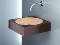 Il look moderno di un lavandino da bagno sospeso