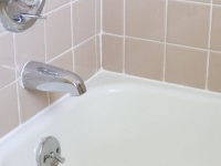 Sealing bathtub with wall