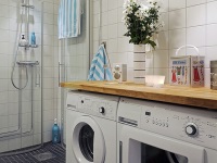 Waschmaschine unter der Arbeitsplatte im Badezimmer