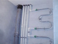 Cambiare i tubi nel bagno con le mani