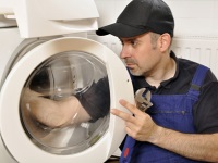 Cum deschid mașina de spălat dacă butonul este rupt?