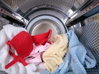 Jak dostat kostice podprsenky z pračky?