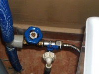 Tee fitting to connect the washing machine to the water supply