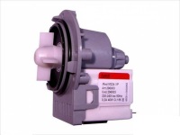 Er wechselt die Pumpe in der Waschmaschine mit seinen Händen