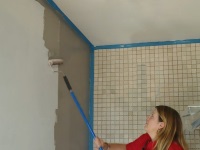 Mi vakolat a falakat a fürdőszobában a csempe alatt