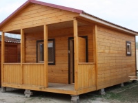 Коя е по-добра - баня с дървен материал или с рамка?