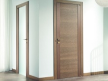 Стъклена и дървена врата за баня