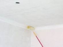 Tecto de casa de banho pintado