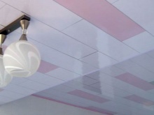 Tecto de plástico na casa de banho