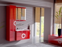 Baignoire blanche avec meubles rouges