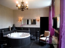 Baignoire blanche avec surface noire