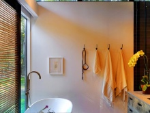 Du bois dans une baignoire blanche.