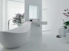 Baignoire blanche à la forme inhabituelle