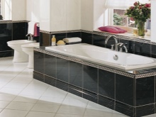 Salle de bains noire et blanche