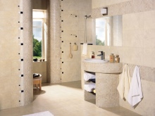 Beige badrum fyllt av ljus