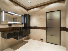 Beige kombinerat med brunt badrum