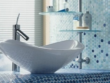 Piastrelle a mosaico in una piccola vasca da bagno