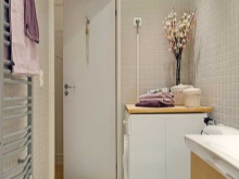 Una porta verso l'esterno di un piccolo bagno