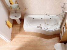 Vasca da bagno sottile in un piccolo bagno