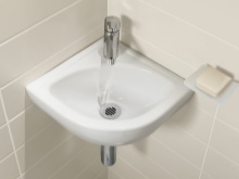 Lavabo d'angolo in una piccola vasca da bagno
