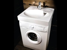 Lavatrice sotto il lavandino in un piccolo bagno