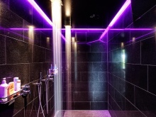 Salle de bains violette foncée