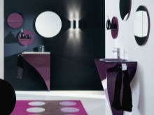 Salle de bains violette dans des tons froids