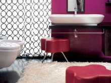 Différentes nuances de violet dans la salle de bains