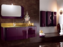 Salle de bain noir avec violet, marron