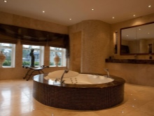 Καφέ καφέ και γάλα μπάνιο