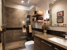 Συνδυασμός καφέ μπάνιου και ανοιχτού χρώματος