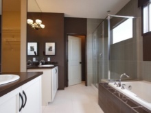 Μπάνιο με λευκές και καφέ αποχρώσεις