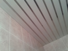 Tecto de plástico com extrusões de alumínio