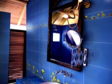 Sinine vann koos laminaatpõrandaga