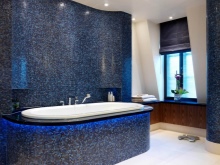 Tumesinine mosaiigiga vannituba