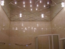 A mirror ceiling in the bathroom