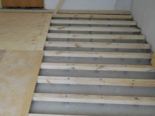 полагане на шперплатови листове върху греди