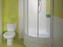 小浴室中的淋浴房