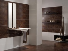 ダークタイルのバスルーム床