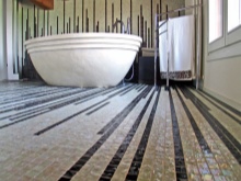 モザイクフロアタイルのバスルームデザイン