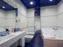 Taket tonas för att matcha golvets färg.