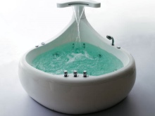 Kylpyamme vesiputouksella