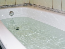 Bañera llena de agua