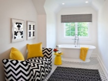 Petits accents noirs dans une salle de bains blanche