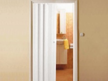 Salokāmās vannas istabas durvis