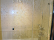 Skleněné sprchové závěsy se zlatým ornamentem