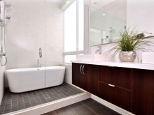 Бели подови плочки за баня