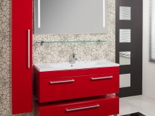 Salle de bain rouge et blanche élégante